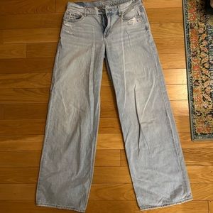 American Eagle Jeans. Low rise Skater Jeans. Size 6 Tall. Light wash jeans.